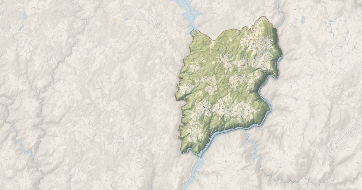 Portrait cartographique de Sérandon : relief, eau, forêts, bâti et voies, calculés à partir des données de l'IGN
