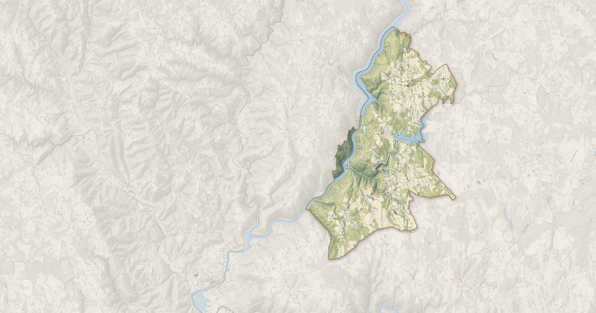 Portrait cartographique de Servières-le-Château : relief, eau, forêts, bâti et voies, calculés à partir des données de l'IGN