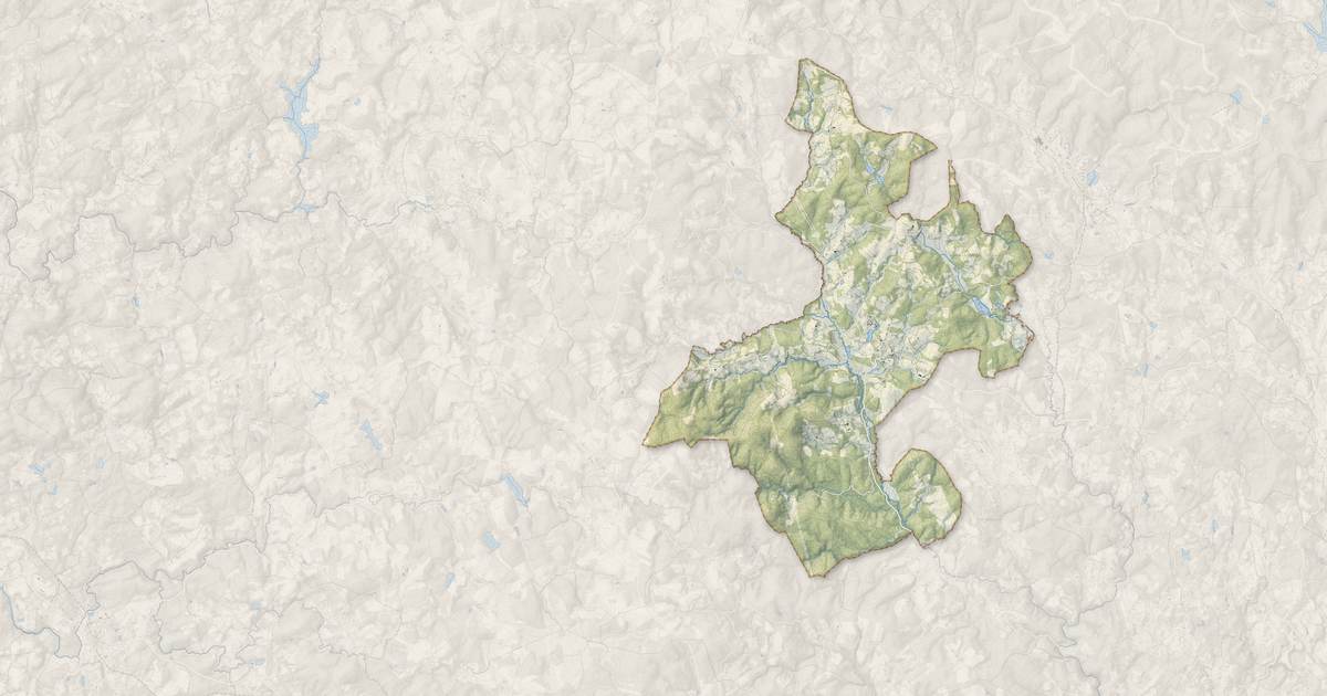 Portrait cartographique de Sornac : relief, eau, forêts, bâti et voies, calculés à partir des données de l'IGN