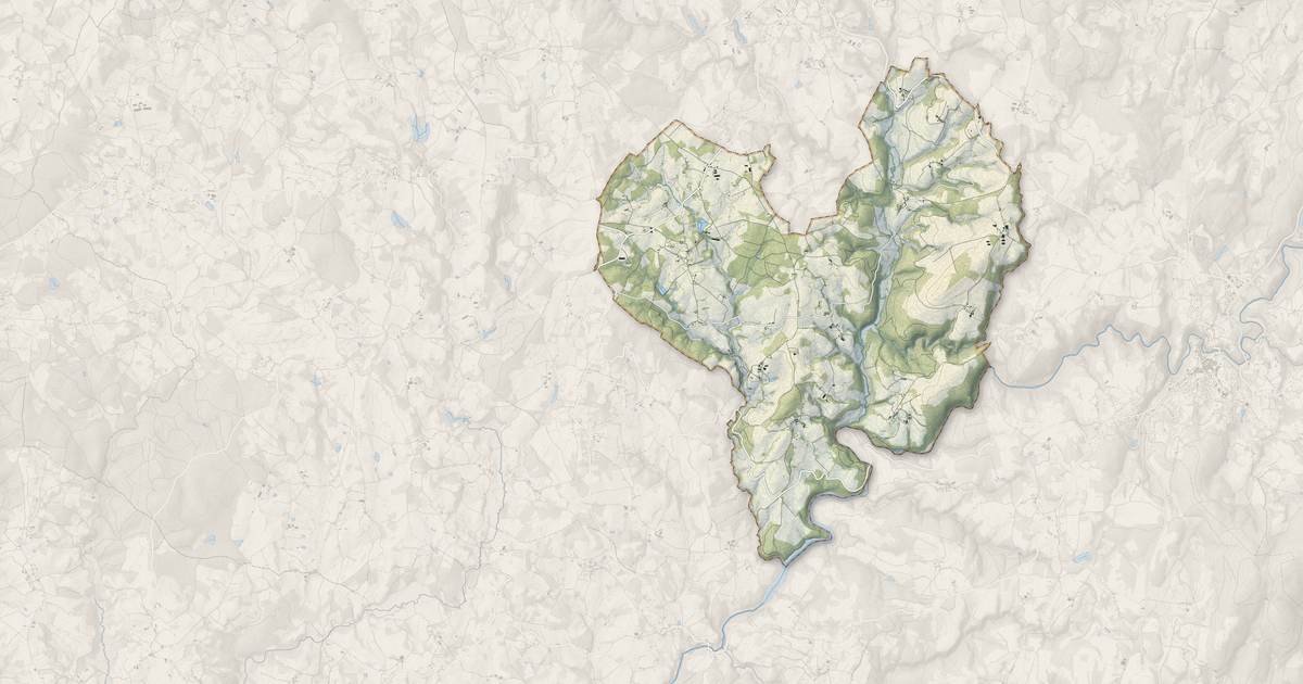 Portrait cartographique de Soudaine-Lavinadière : relief, eau, forêts, bâti et voies, calculés à partir des données de l'IGN