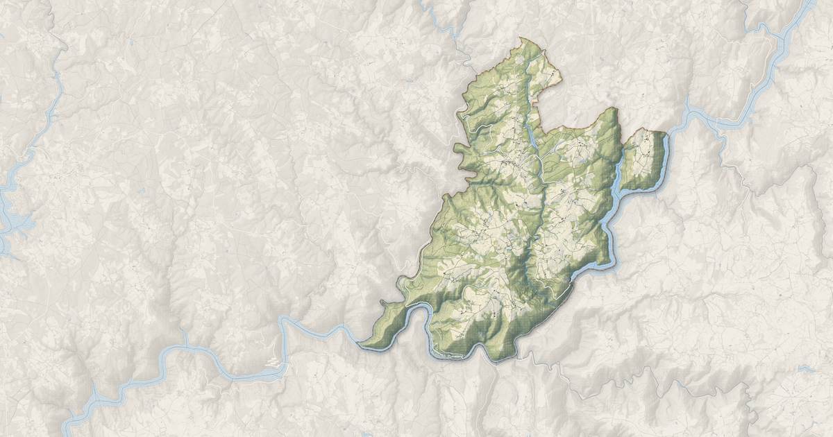 Portrait cartographique de Soursac : relief, eau, forêts, bâti et voies, calculés à partir des données de l'IGN