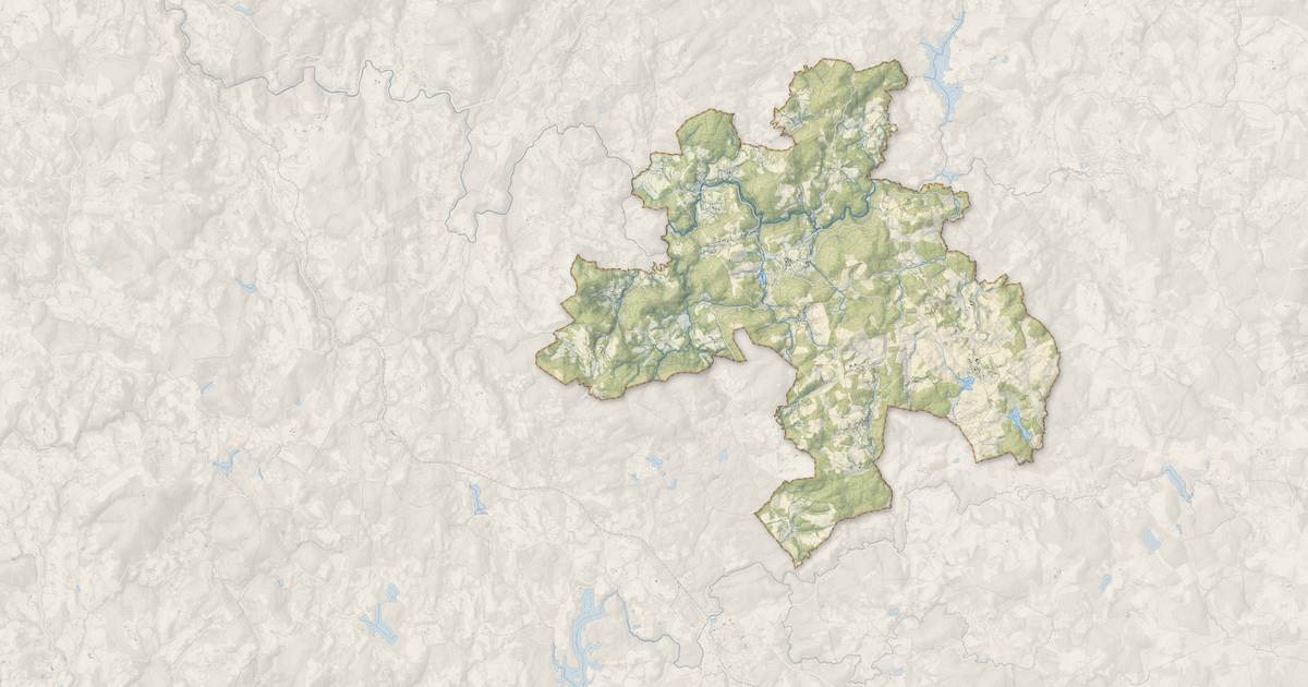 Portrait cartographique de Tarnac : relief, eau, forêts, bâti et voies, calculés à partir des données de l'IGN