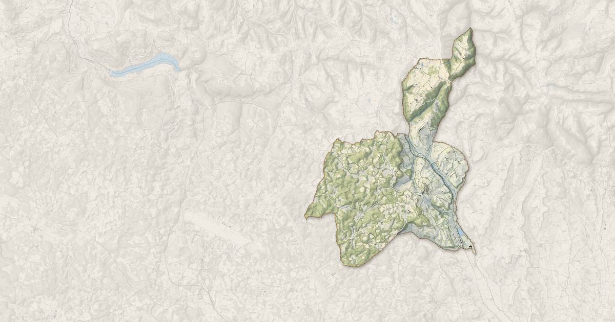 Portrait cartographique de Turenne : relief, eau, forêts, bâti et voies, calculés à partir des données de l'IGN