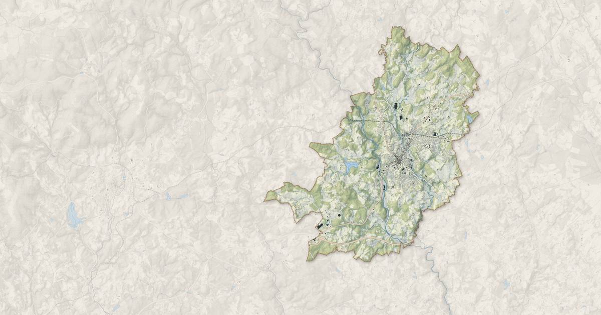 Portrait cartographique de Ussel : relief, eau, forêts, bâti et voies, calculés à partir des données de l'IGN