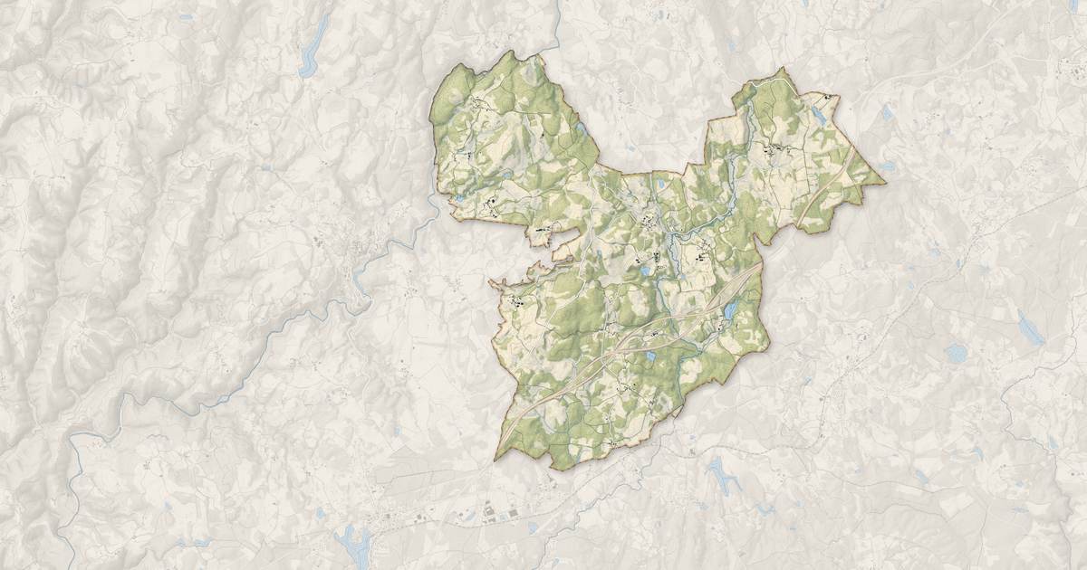 Portrait cartographique de Vitrac-sur-Montane : relief, eau, forêts, bâti et voies, calculés à partir des données de l'IGN