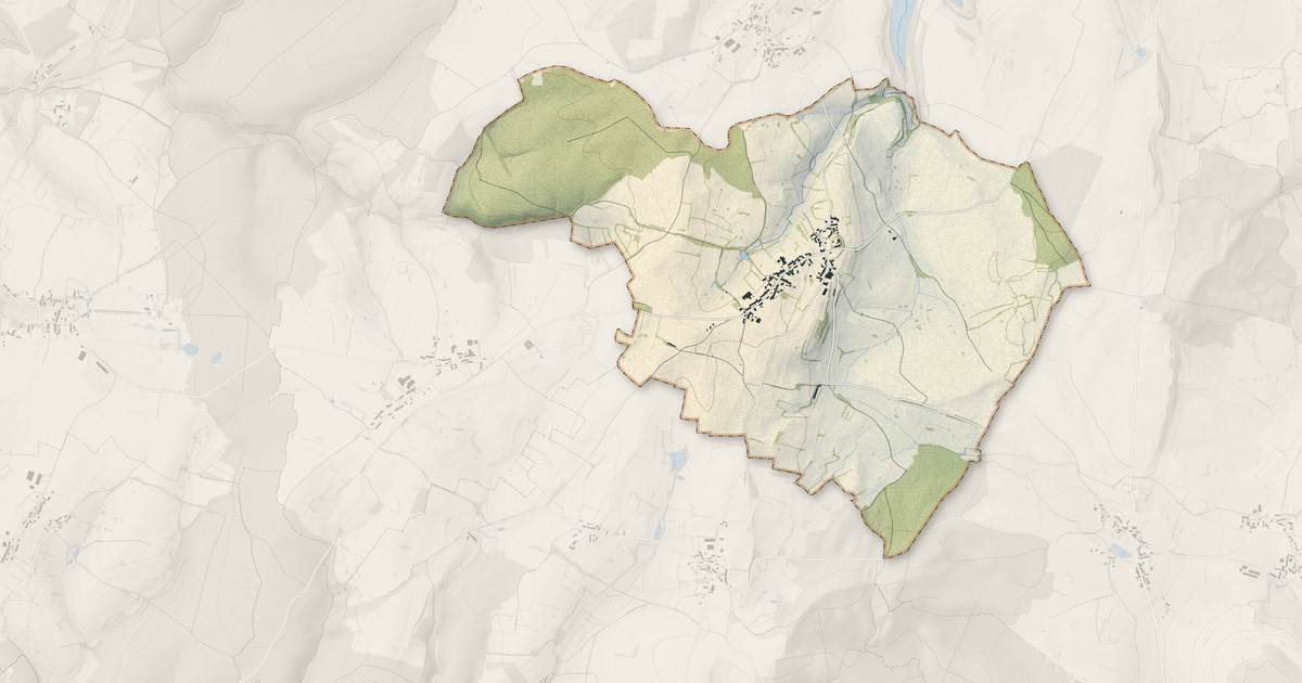 Portrait cartographique de Cussy-le-Châtel : relief, eau, forêts, bâti et voies, calculés à partir des données de l'IGN