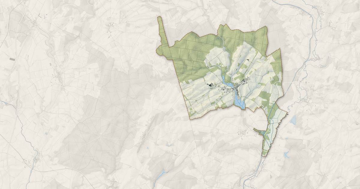 Portrait cartographique de Fontaine-Française : relief, eau, forêts, bâti et voies, calculés à partir des données de l'IGN