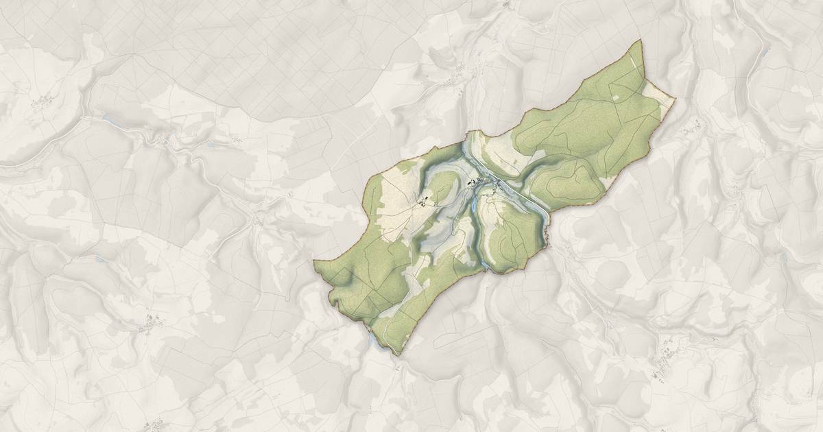 Portrait cartographique de Montmoyen : relief, eau, forêts, bâti et voies, calculés à partir des données de l'IGN