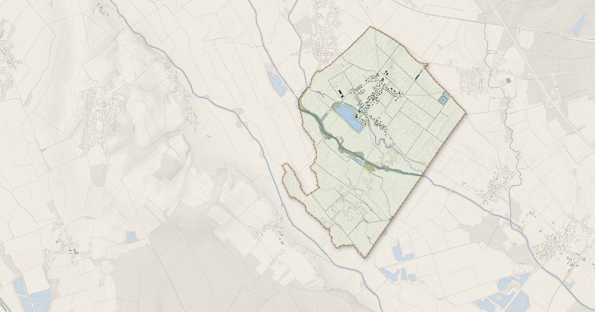 Portrait cartographique de Pluvet : relief, eau, forêts, bâti et voies, calculés à partir des données de l'IGN