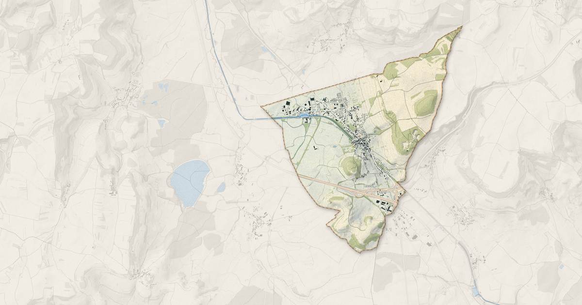 Portrait cartographique de Pouilly-en-Auxois : relief, eau, forêts, bâti et voies, calculés à partir des données de l'IGN