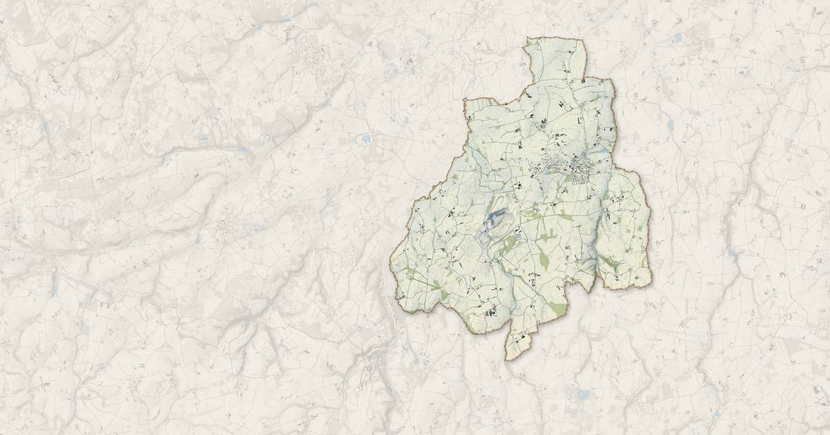 Portrait cartographique de Bréhand : relief, eau, forêts, bâti et voies, calculés à partir des données de l'IGN