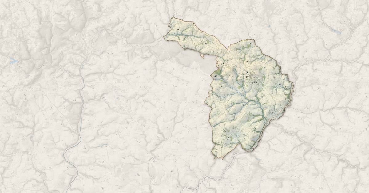 Portrait cartographique de Carnoët : relief, eau, forêts, bâti et voies, calculés à partir des données de l'IGN