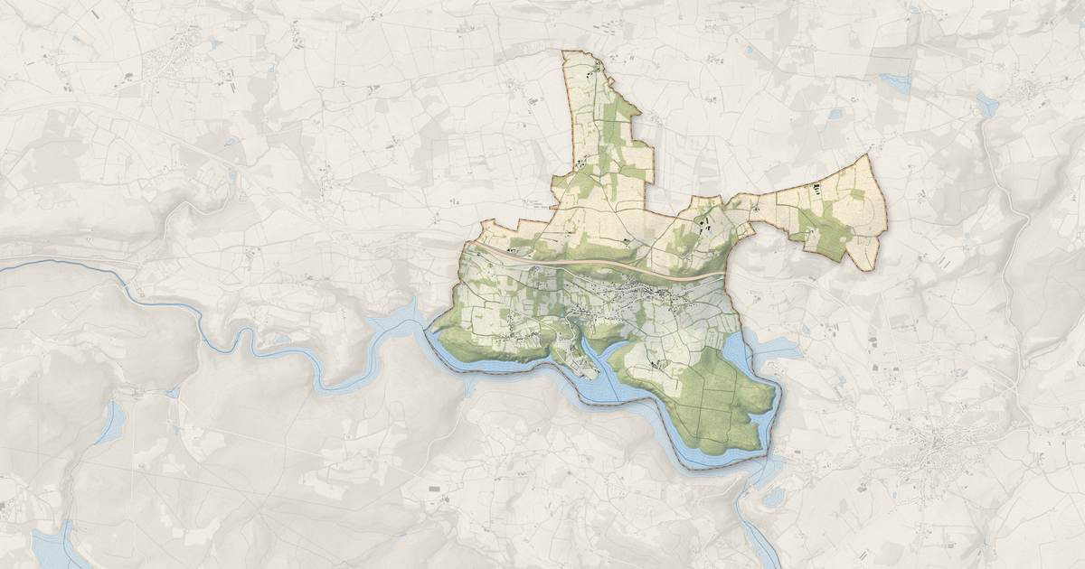 Portrait cartographique de Caurel : relief, eau, forêts, bâti et voies, calculés à partir des données de l'IGN