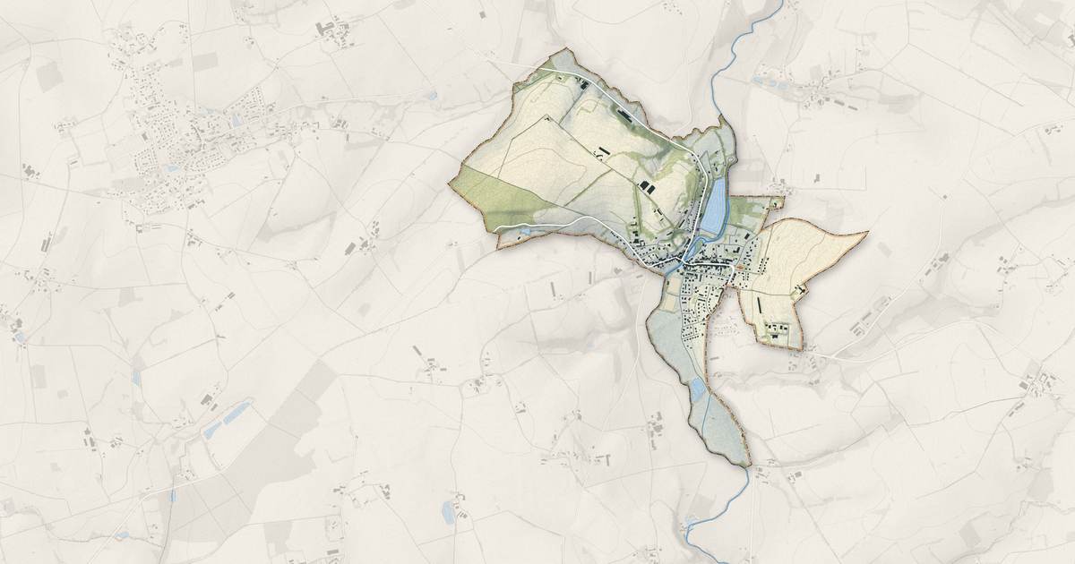 Portrait cartographique de La Chèze : relief, eau, forêts, bâti et voies, calculés à partir des données de l'IGN