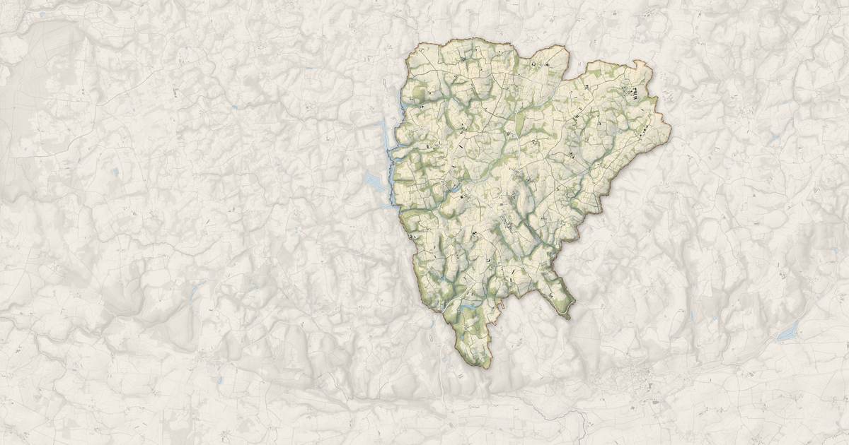 Portrait cartographique de Lanrivain : relief, eau, forêts, bâti et voies, calculés à partir des données de l'IGN
