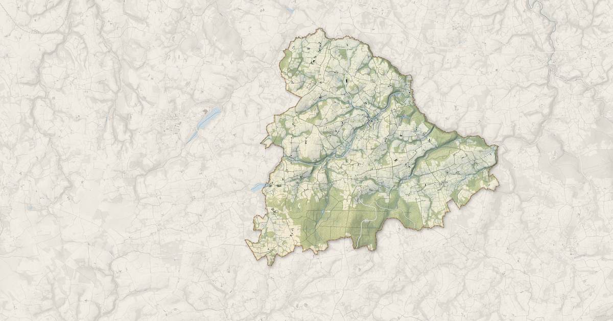 Portrait cartographique de Loguivy-Plougras : relief, eau, forêts, bâti et voies, calculés à partir des données de l'IGN
