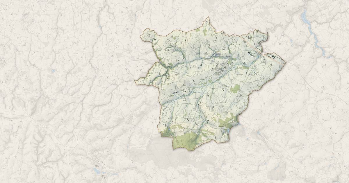 Portrait cartographique de Plénée-Jugon : relief, eau, forêts, bâti et voies, calculés à partir des données de l'IGN