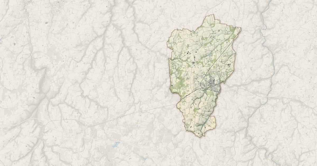 Portrait cartographique de Plouaret : relief, eau, forêts, bâti et voies, calculés à partir des données de l'IGN