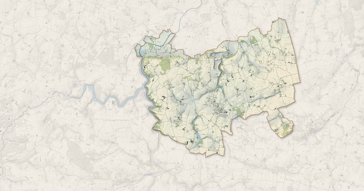 Portrait cartographique de Plouasne : relief, eau, forêts, bâti et voies, calculés à partir des données de l'IGN