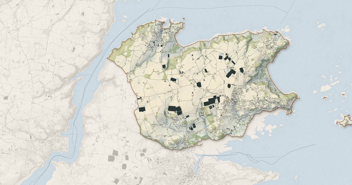 Portrait cartographique de Ploubazlanec : relief, eau, forêts, bâti et voies, calculés à partir des données de l'IGN