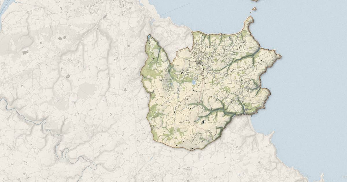 Portrait cartographique de Plouézec : relief, eau, forêts, bâti et voies, calculés à partir des données de l'IGN