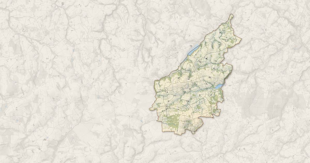 Portrait cartographique de Plougras : relief, eau, forêts, bâti et voies, calculés à partir des données de l'IGN