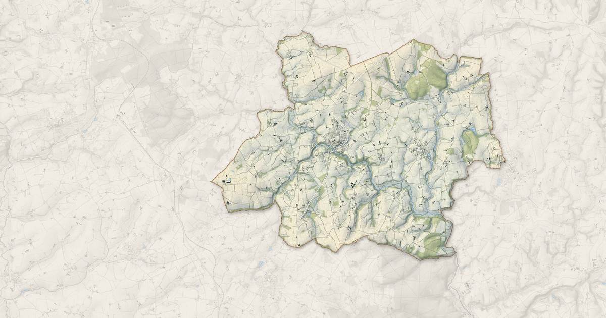 Portrait cartographique de Plouguenast-Langast : relief, eau, forêts, bâti et voies, calculés à partir des données de l'IGN