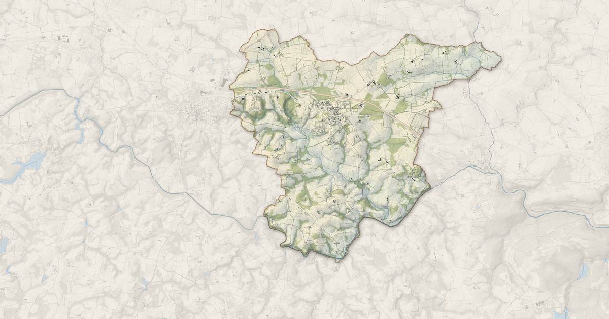 Portrait cartographique de Plouguernével : relief, eau, forêts, bâti et voies, calculés à partir des données de l'IGN