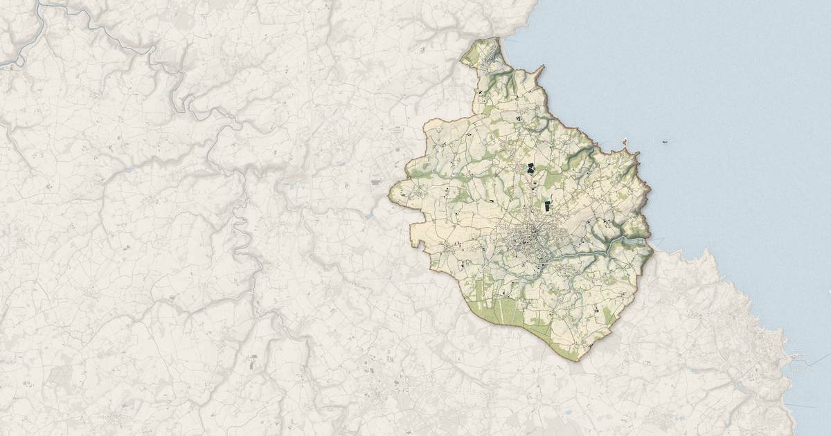 Portrait cartographique de Plouha : relief, eau, forêts, bâti et voies, calculés à partir des données de l'IGN