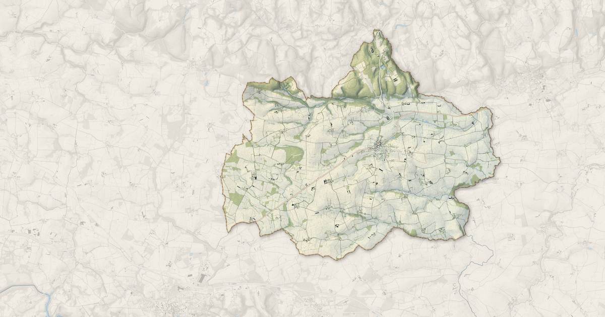 Portrait cartographique de Plounévez-Quintin : relief, eau, forêts, bâti et voies, calculés à partir des données de l'IGN