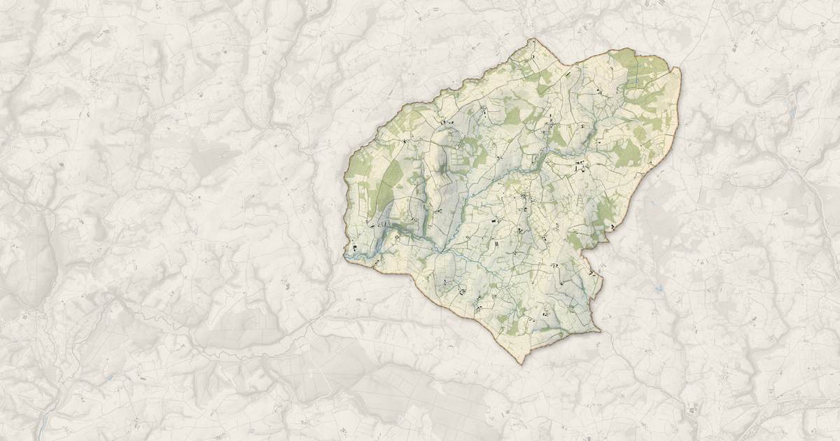 Portrait cartographique de Plourac'h : relief, eau, forêts, bâti et voies, calculés à partir des données de l'IGN