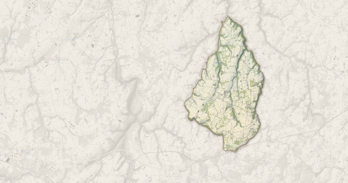 Portrait cartographique de Plufur : relief, eau, forêts, bâti et voies, calculés à partir des données de l'IGN