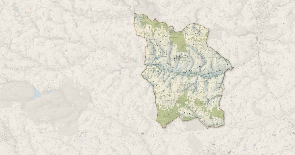 Portrait cartographique de Plumaugat : relief, eau, forêts, bâti et voies, calculés à partir des données de l'IGN
