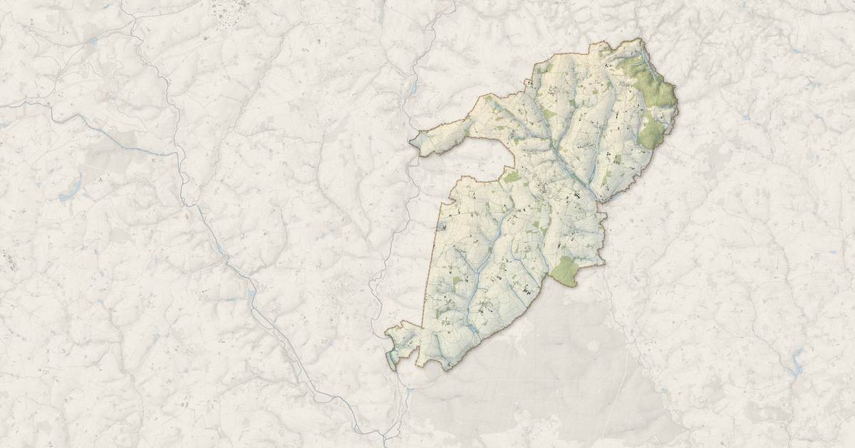 Portrait cartographique de Plumieux : relief, eau, forêts, bâti et voies, calculés à partir des données de l'IGN