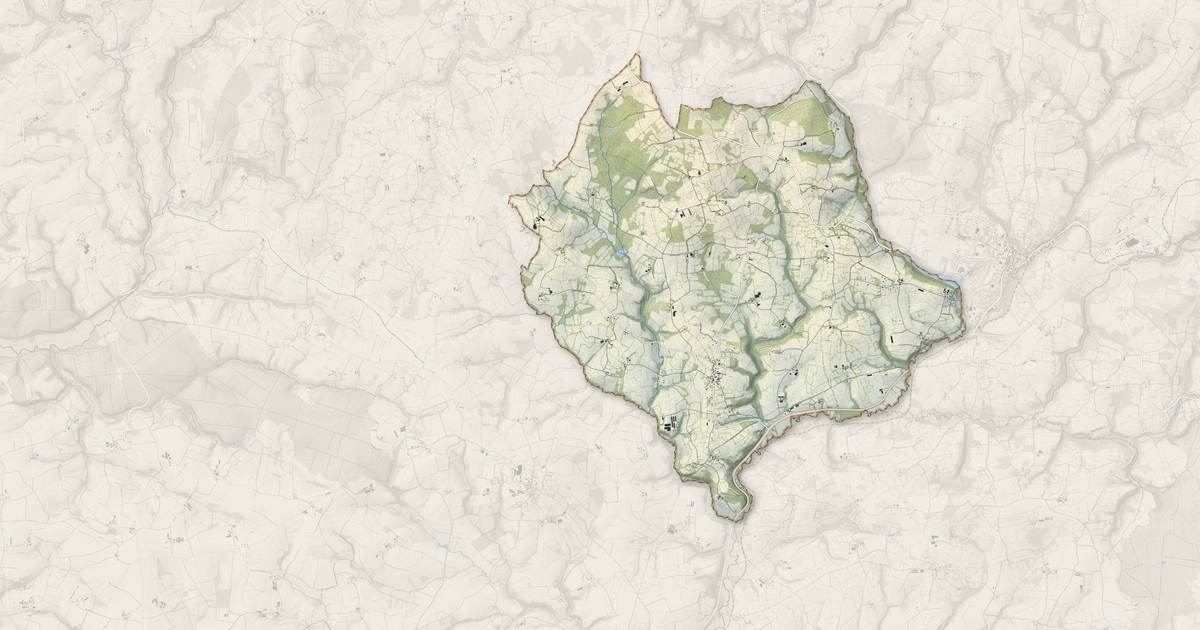 Portrait cartographique de Plusquellec : relief, eau, forêts, bâti et voies, calculés à partir des données de l'IGN