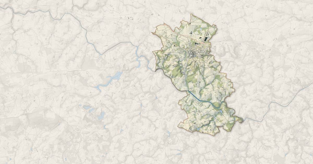 Portrait cartographique de Rostrenen : relief, eau, forêts, bâti et voies, calculés à partir des données de l'IGN
