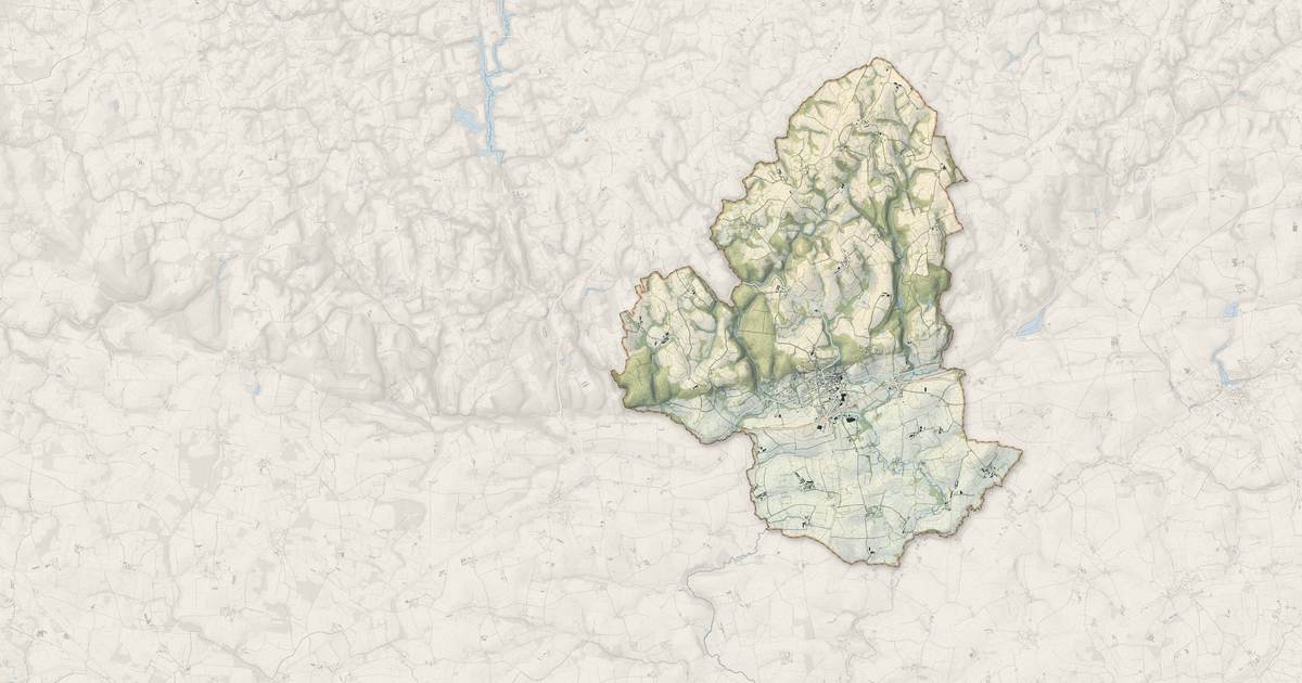 Portrait cartographique de Saint-Nicolas-du-Pélem : relief, eau, forêts, bâti et voies, calculés à partir des données de l'IGN