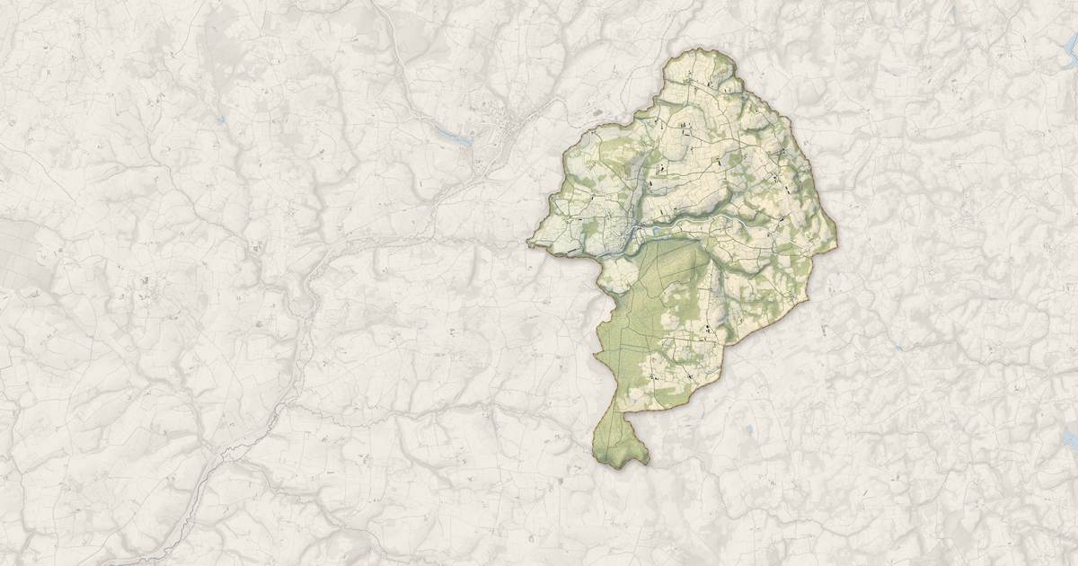 Portrait cartographique de Saint-Servais : relief, eau, forêts, bâti et voies, calculés à partir des données de l'IGN