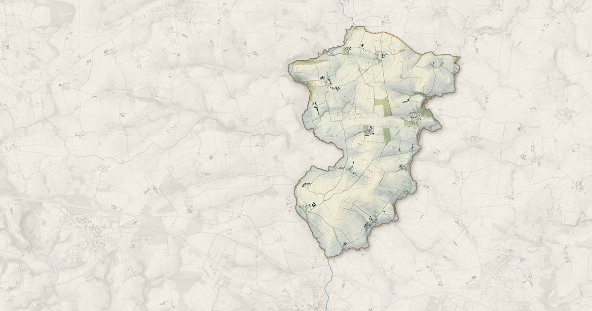 Portrait cartographique de Sainte-Tréphine : relief, eau, forêts, bâti et voies, calculés à partir des données de l'IGN