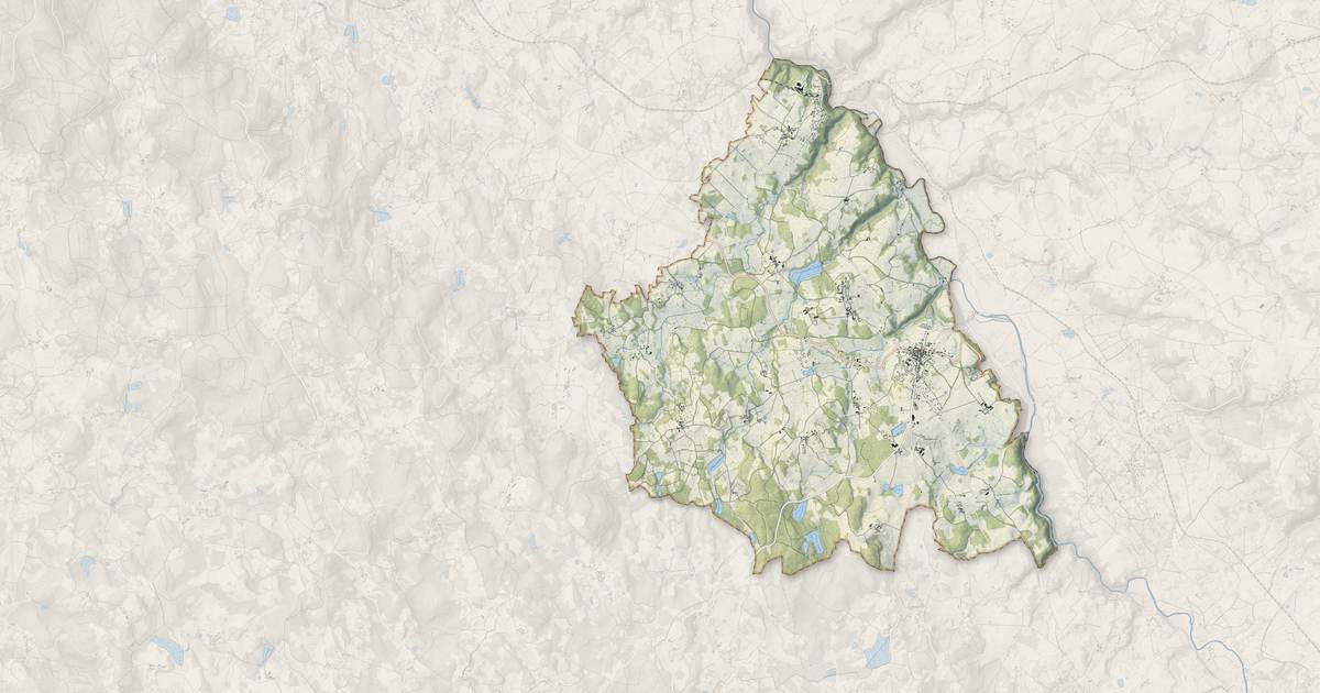 Portrait cartographique de Ahun : relief, eau, forêts, bâti et voies, calculés à partir des données de l'IGN