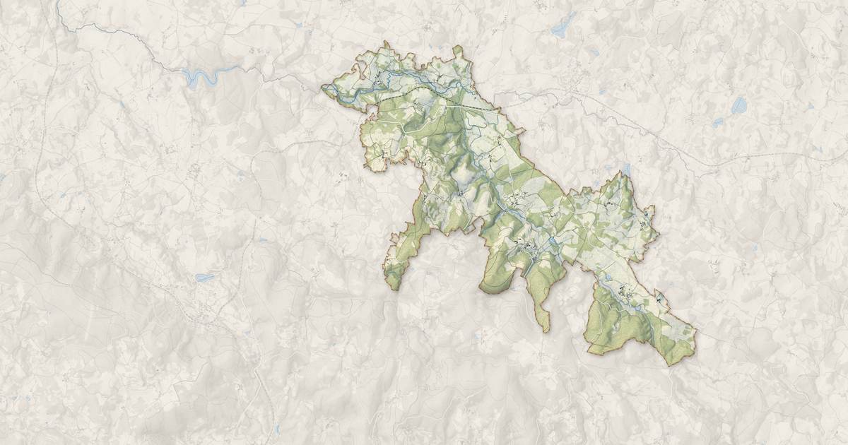 Portrait cartographique de Arrènes : relief, eau, forêts, bâti et voies, calculés à partir des données de l'IGN