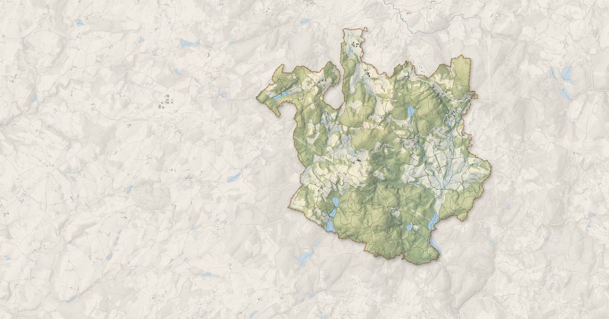 Portrait cartographique de Auriat : relief, eau, forêts, bâti et voies, calculés à partir des données de l'IGN