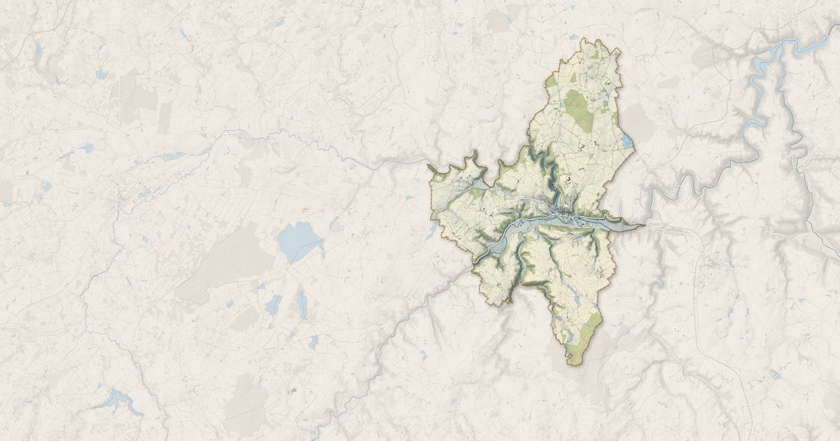 Portrait cartographique de Chambon-sur-Voueize : relief, eau, forêts, bâti et voies, calculés à partir des données de l'IGN