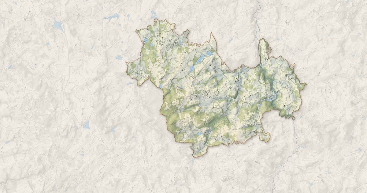 Portrait cartographique de Champagnat : relief, eau, forêts, bâti et voies, calculés à partir des données de l'IGN