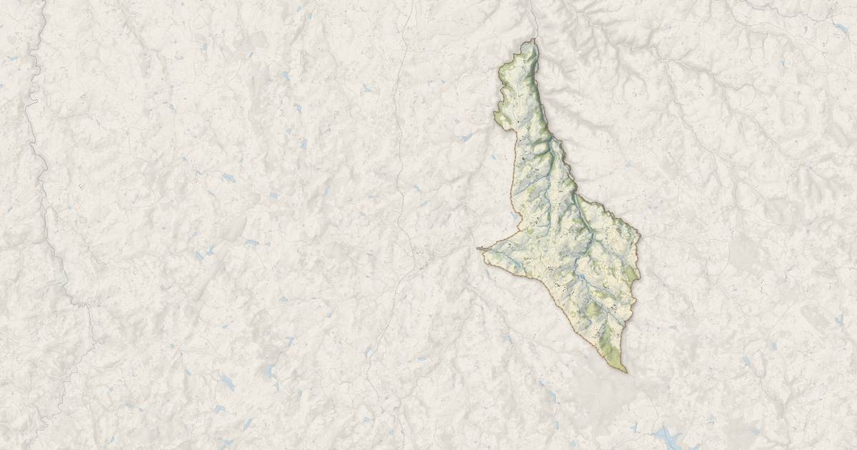 Portrait cartographique de Charron : relief, eau, forêts, bâti et voies, calculés à partir des données de l'IGN
