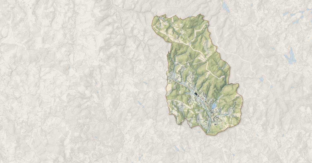 Portrait cartographique de La Courtine : relief, eau, forêts, bâti et voies, calculés à partir des données de l'IGN