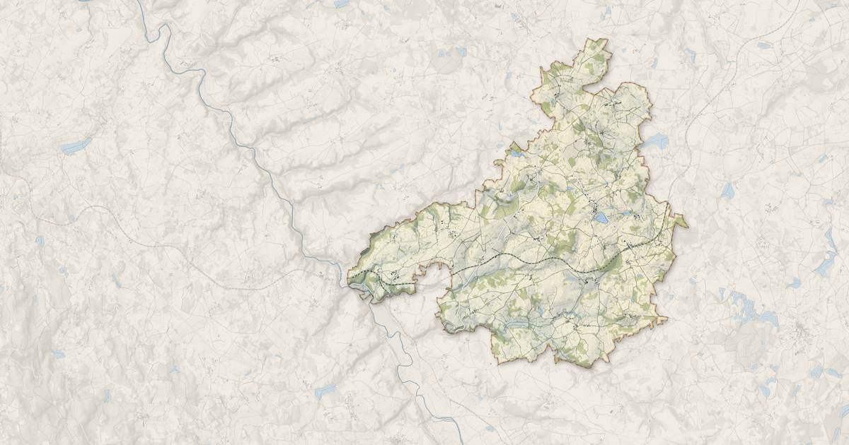 Portrait cartographique de Cressat : relief, eau, forêts, bâti et voies, calculés à partir des données de l'IGN