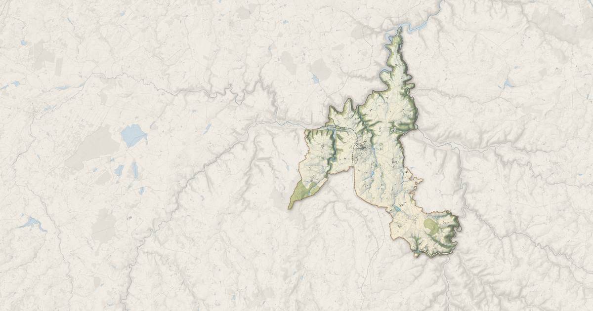 Portrait cartographique de Évaux-les-Bains : relief, eau, forêts, bâti et voies, calculés à partir des données de l'IGN