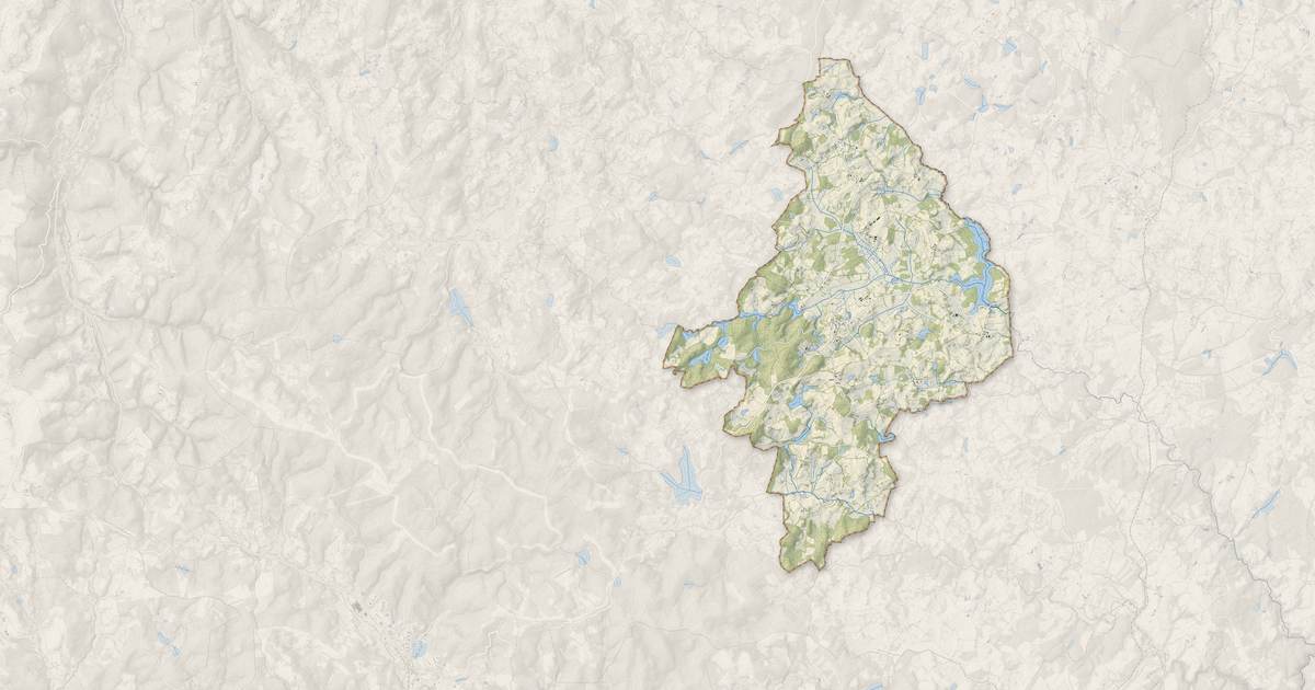 Portrait cartographique de Flayat : relief, eau, forêts, bâti et voies, calculés à partir des données de l'IGN