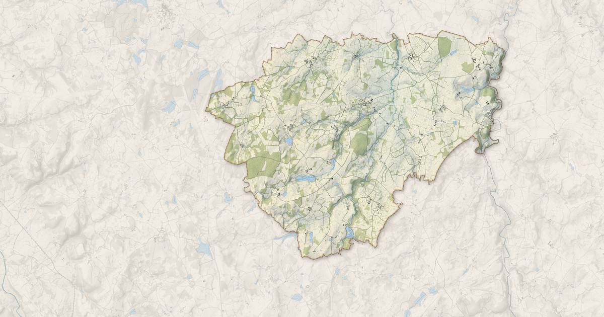 Portrait cartographique de Peyrat-la-Nonière : relief, eau, forêts, bâti et voies, calculés à partir des données de l'IGN